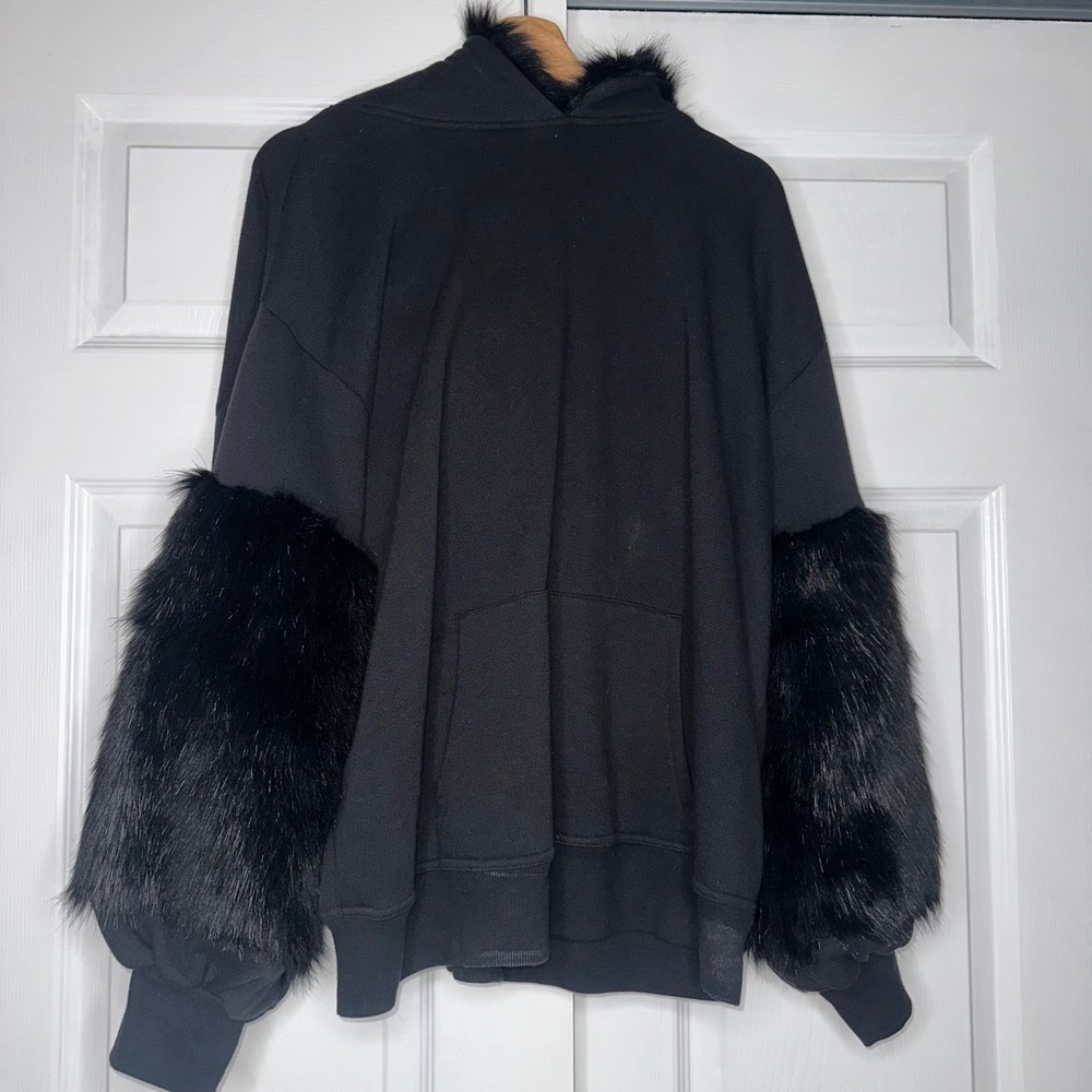 Fur sleeve and hoodie black Express size medium